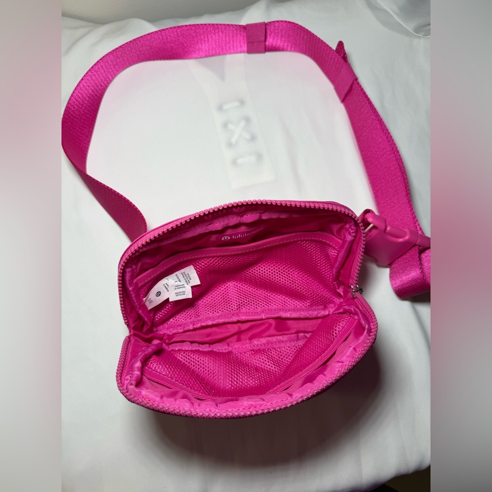 Lululemon Everywhere Belt Bag 1L – Vivid Pink - Picture 2 of 2